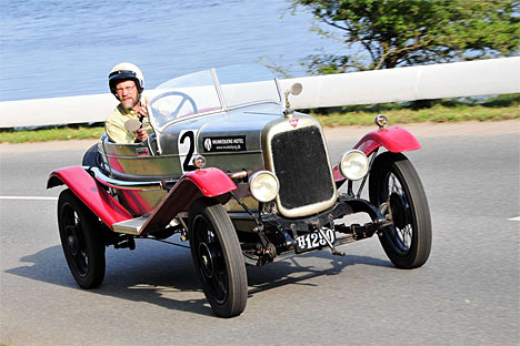 Peter Bering fra Præstø stiller til start i Munkebjerg Hillclimb med sin sjældne Alvis 12/50 Supersports fra 1925. Bemærk de originale nummerplader